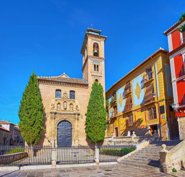 Santa Ana Meydanı, Granada, İspanya 'da bulunan, manzaralı çan kulesi ve heykel görünümlü ortaçağ San Gil ve Santa Ana Kilisesi.