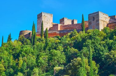 Alhambra 'nın surları ve kuleleri İspanya' nın Granada şehrine hakim.