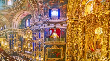 Granada, İspanya - 27 Eylül 2019 'da muhteşem tarihi San Juan de Dios Bazilikası' nın altın sunakları ve freskli duvarları ile panoramik iç mekanı Granada 'da