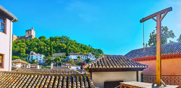 アルバイシンの古いタイル屋根とアルハンブラ宮殿 グラナダ スペインの塔を観察し ギャローと審問博物館の風光明媚な上部テラス — ストック写真
