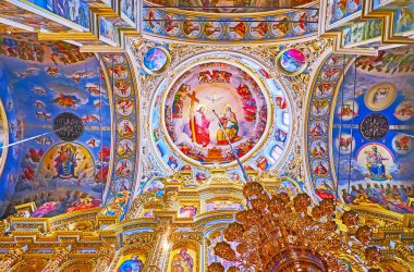 KYIV, UKRAINE - 14 Ağustos 2021 Kyiv Pechersk Lavra Manastırı 'ndaki Dormition Katedrali' nin renkli freskî kubbesi, Kyiv 'de Baba, Oğul ve Kutsal Ruh' u resmediyor.