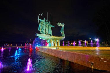 Şehir Kurucuları Anıtı, Kyiv, Ukrayna 'nın etrafındaki aydınlatma ve aydınlatma çeşmeleri