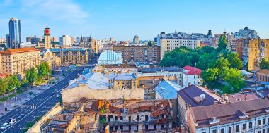 Khreshchatyk Bulvarı 'nın eski çatıları, modern yüksek binalar, arka planda Besarabsky Pazarı' nın tarihi binaları, Ukrayna