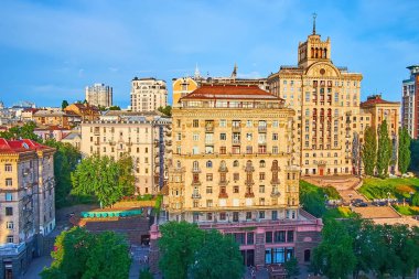 25. Khreshchatyk Bulvarı 'nda bulunan Yıldızlı Iconic Stalinist tarzı Ev, Merkez Mağaza' nın çatısından görüldü, Kyiv, Ukrayna