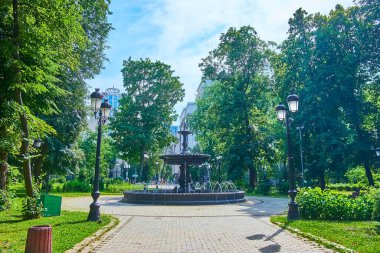 Mariinskyi Parkı 'nda bulunan ve yemyeşil ağaçlarla çevrili tarihi Termen Çeşmesi, Kyiv, Ukrayna
