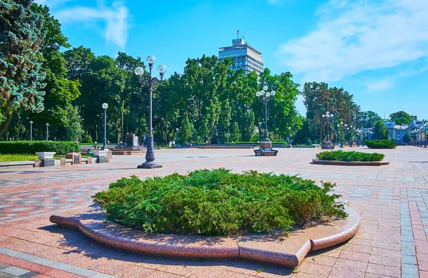 乌克兰基辅Pechersk Mariinskyi公园绿意盎然的风景如画的石头宪政广场 — 图库照片