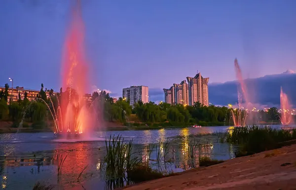 絵のようにカラフルな噴水は 夕方に表示されますロシアの運河 キエフ ウクライナ — ストック写真