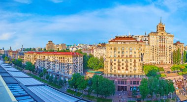 Ana caddenin Panoraması - Stalinist tarzı binaları, at kestanesi ağaçları sokağı, mağazaları ve restoranları, Kyiv, Ukrayna