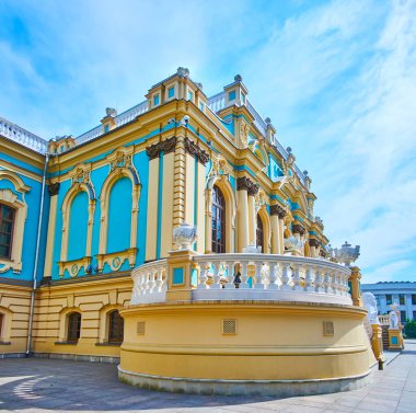 Beyaz balyaları, vazoları ve kalıpları olan manzaralı teras, Mariinskyi Sarayı, Kyiv, Ukrayna