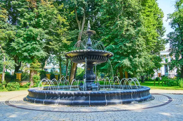 在Mariinskyi公园欣赏这一天的步行 欣赏乌克兰基辅Termen喷泉的历史美景 — 图库照片