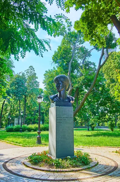 Kyiv Ucrania Junio 2021 Monumento Famosa Poeta Anna Akhmatova Parque —  Fotos de Stock