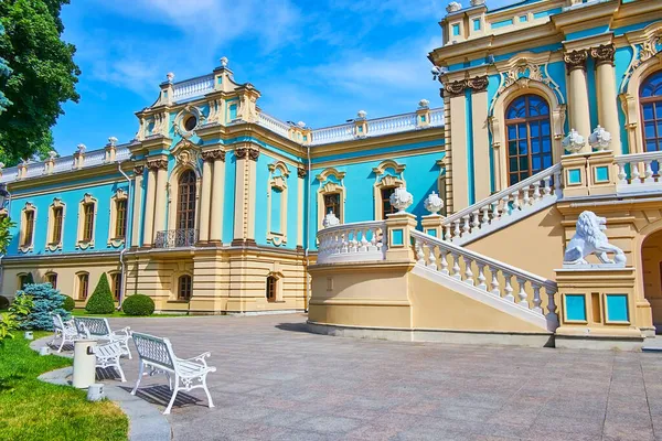Mariinskyi宫的巴洛克外观 有壁柱 狮子雕塑和铸模 乌克兰基辅 — 图库照片