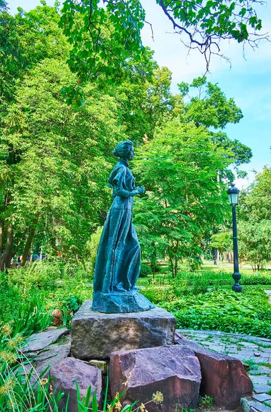 Monumento Famosa Escritora Ucraniana Feminista Activista Civil Lesya Ukrainka Ubicado —  Fotos de Stock