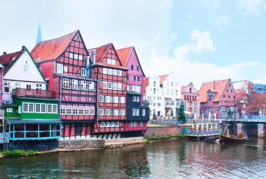 Ilmenau nehri kıyısındaki eski liman yarım keresteli evler, Luneburg, Almanya