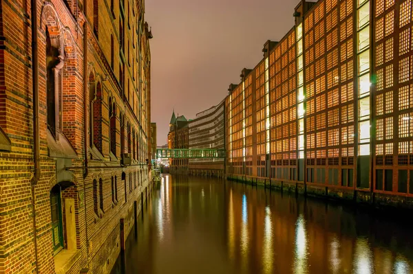 Hosszú Modern Épületek Mentén Kehrwiederfleet Csatorna Speicherstadt Kerület Hamburg Németország — Stock Fotó