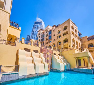 DUBAI, BAE - 3 Mart 2020 'de Dubai' de Eski Şehir Adası 'nın modern Arap tarzı ve cam gökyüzü rapçileri tarafından tasarlanan antika mimarisi