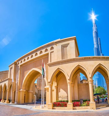 DUBAI, BAE - 3 Mart 2020: 3 Mart 'ta Dubai' deki Eski Şehir Adası kompleksinin sarayına açılan devasa zırhlı kapı