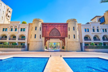 Dev ortaçağ geçitlerinin kopyası Dubai, BAE 'deki Eski Şehir Adası' nın iç avlusuna bakıyor.
