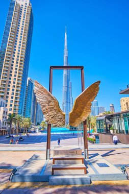 DUBAI, BAE - 3 Mart 2020: Jorge Marin 'in Meksika Kanatları heykeli ve arka planda Burj Halife kulesi, 3 Mart' ta Dubai 'de