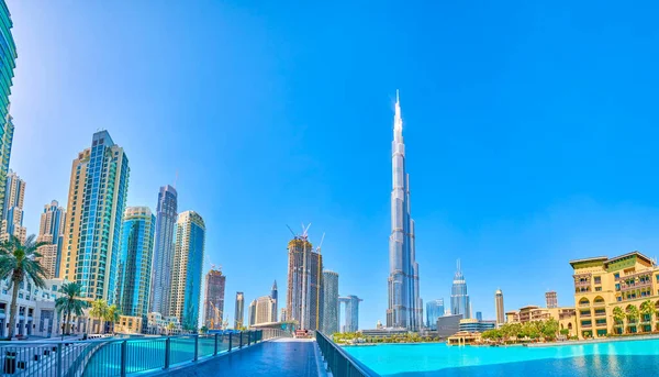 Dubai Sae Března 2020 Úzký Most Přes Jezero Vedoucí Mrakodrapům — Stock fotografie