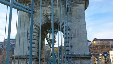 Macaristan, Budapeşte 'deki metal yapıların arasından görünen, çok güzel bir klasik sokak lambasıyla Chain Köprüsü' nün oyulmuş taş ve metal detayları.