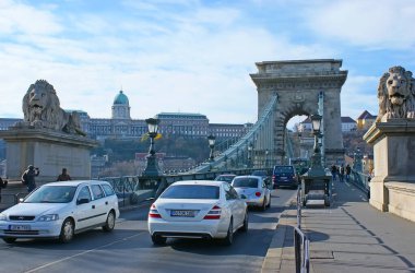 BUDAPEST, HUNGARY - 11 Kasım 2019 'da Budapeşte' deki Chain Köprüsü 'nde manzaralı taş kemer ve aslan heykelleriyle trafik yavaşladı.