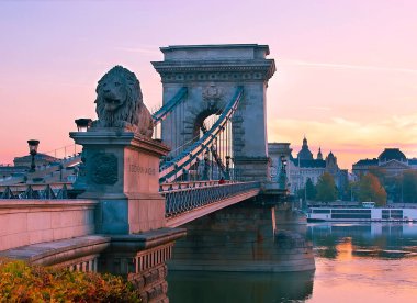Gündoğumu ışığı Taş Aslan ve Szechenyi Kemeri Tuna Nehri 'nin karşısındaki Zincir Köprüsü, Budapeşte, Macaristan