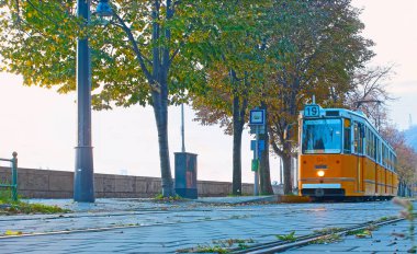 Yallow retro tramvayı Varkert rıhtımında, alçak açılı, Budapeşte, Macaristan