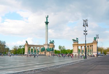Etkileyici Milenyum Anıtı, Kahramanlar Meydanı 'nı süslüyor. Altında Cebrail ve Yedi Macar reisi ve arka planda Budapeşte, Macaristan' da sütunlar bulunan taş bir sütuna sahip.
