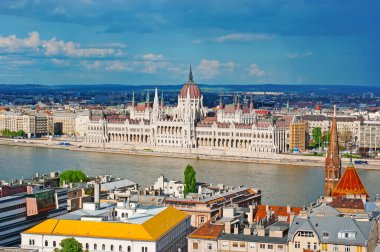 Tuna Nehri 'nin tepesindeki manzaranın ve güneş, Budapeşte ve Macaristan' la aydınlanan etkileyici Gotik Parlamento binasının tadını çıkarın.