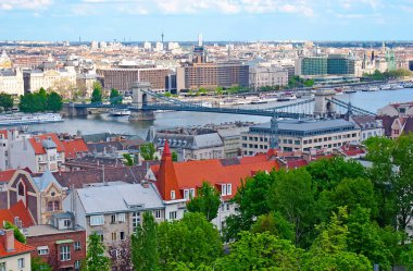 Buda Kalesi Tepesi Zincir Köprüsü, Tuna Nehri ve Budapeşte, Macaristan 'ın Pest ilçesinin en yüksek manzarasına sahiptir.