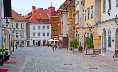 Dar Gornji Trg (Yukarı Meydan) rengarenk tarihi konak evleri ve arka planda taş Herkül Çeşmesi, Ljubljana, Slovenya