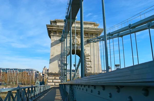 Närbild Den Massiva Metallkonstruktionen Och Det Snidade Stenvalvet Chain Bridge — Stockfoto