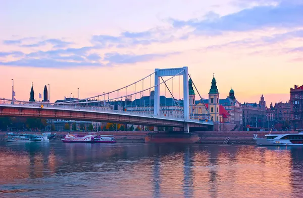 Piękny Fioletowy Wschód Słońca Nad Dunajem Most Elżbiety Historyczny Nabrzeże — Zdjęcie stockowe