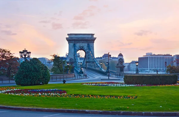 Disfrute Vista Del Puente Cadena Piedra Con Esculturas Leones Guardias —  Fotos de Stock