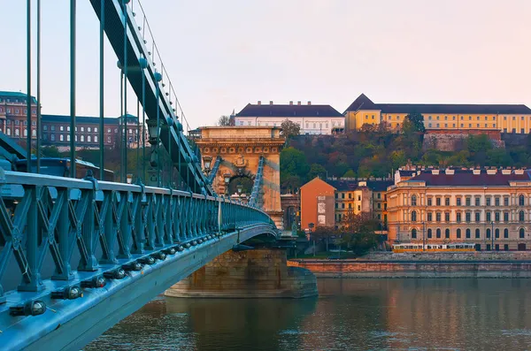 Elegante Puente Histórico Cadena Szechenyi Través Del Río Danubio Contra —  Fotos de Stock