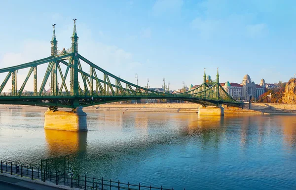 在匈牙利布达佩斯的Pesti河畔漫步 欣赏多瑙河 自由桥和盖尔特温泉浴场的美景 — 图库照片