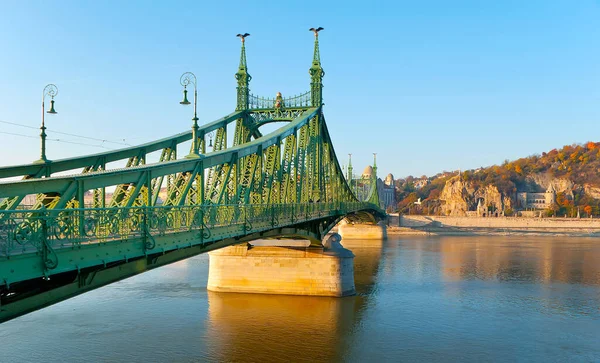 Schilderachtige Groene Liberty Bridge Donau Versierd Met Vintage Straatlantaarns Sculpturen — Stockfoto