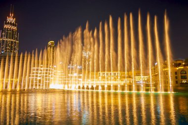 DUBAI, BAE - 3 Mart 2020 Dubai 'deki Fountain Show, 3 Mart' ta Dubai 'de turistleri çeken dünyaca ünlü bir gösteridir.