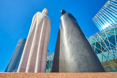 DUBAI, BAE - 3 Mart 2020: Dubai 'de komşu Metro Link Köprüsü' nden 