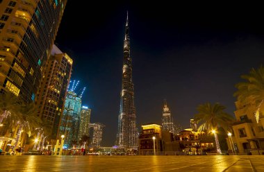 DUBAI, BAE - 3 Mart 2020: Geceleri Burj Halife Kulesi, Dubai 'deki en etkileyici binalardan biridir.