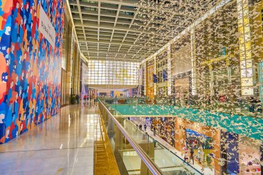 DUBAI, BAE - 3 Mart 2020 Dubai AVM Moda Bulvarı sayısız mağaza ve lüks butiklerle herkesin 3 Mart 'ta Dubai' de istediği bütçeyi bulabileceği bir yer.