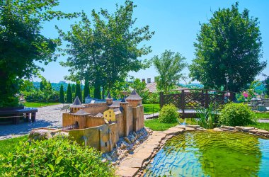 Ukrayna 'nın minyatür kaleleri, gölgeli ağaçlar, sulu çimenler ve küçük gölcükler, Kamianets-Podilskyi, Ukrayna, Ukrayna gibi çok sayıda sergisi ile turistleri cezbediyor.