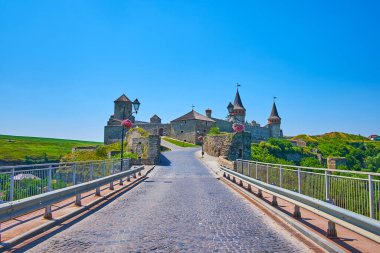 Kamianets-Podilskyi Kalesi 'ne giden yol Ukrayna' nın Smotrych Nehri Kanyonu 'ndaki eski taş kale köprüsünden geçiyor.