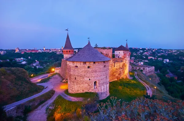 Pintoresco Castillo Iluminado Kamianets Podilskyi Contra Exuberante Bosque Verde Casco —  Fotos de Stock