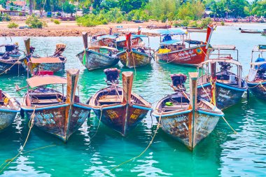 AO NANG, THAILAND - 26 Nisan 2019: Krabi tatil köyü, 26 Nisan 'da Ao Nammao Rıhtımı' nda birbirine demirlemiş eski ahşap uzun kuyruklu teknelerden oluşan büyük bir koleksiyona sahiptir.