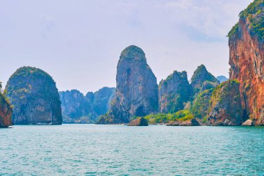 Krabi kıyı şeridindeki fenomenal kaya oluşumları ziyaretçileri kendine çekiyor.