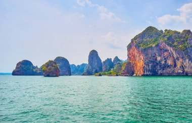 Tayland 'ın en popüler Krabi tatil beldesinin kayalık sahili.