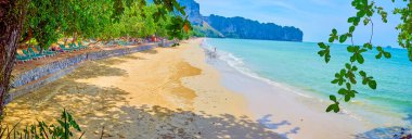 Krabi 'nin kumlu sahilleri ve arka planda büyük kayalıkları olan sahili, Ao Nang, Tayland