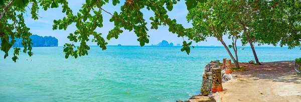 Aangename Schaduwrijke Steeg Langs Rotsachtige Kust Van Andaman Zee Krabi — Stockfoto